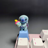 Artisan Keycaps Stitch avec son doudou et sa tenue de nuit