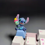 Artisan Keycaps Stitch avec son sourire et son doudou